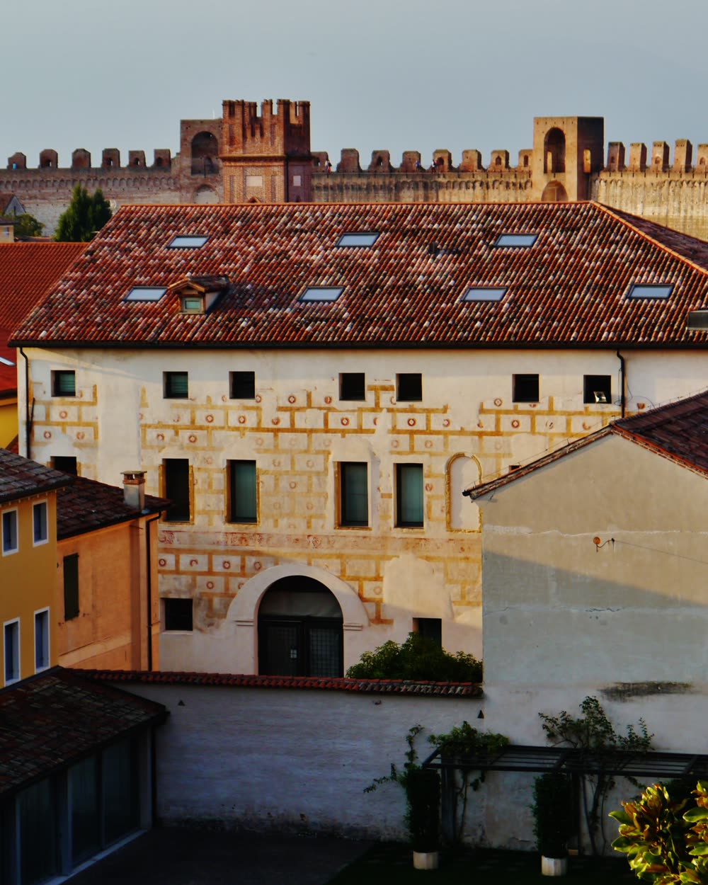 Fachadas coloridas de casas italianas dentro da muralha de Cittadella